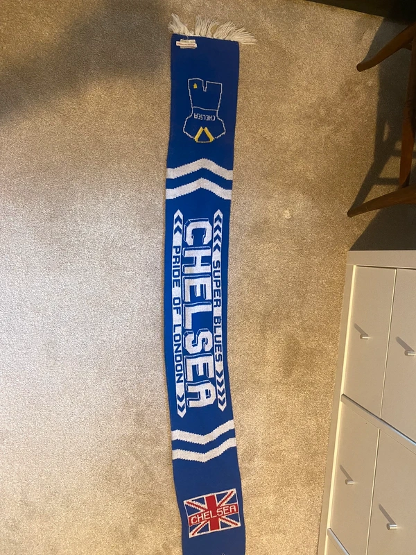 Classic Chelsea Scarf in great condition